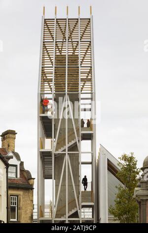 Geradeaus auf die Westhöhe. The Auckland Tower, Durham, Großbritannien. Architekt: Niall McLaughlin Architects, 2019. Stockfoto