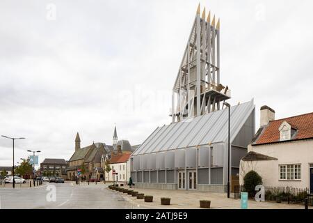Großer Blick auf den Turm im Kontext mit Der High Street. The Auckland Tower, Durham, Großbritannien. Architekt: Niall McLaughlin Architects, 2019. Stockfoto