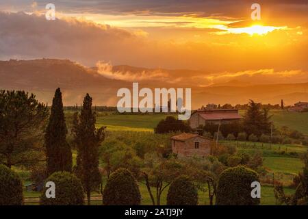 Sonnenuntergang über einem Garten auf einem Bauernhof in der Toskana, Italien Stockfoto