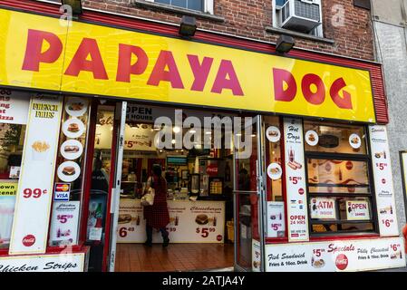 New York City, USA - 2. August 2018: Schaufensterladen eines Papaya Dog fast Food mit Menschen in Brooklyn, Manhattan, New York City, USA Stockfoto