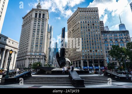 New York City, USA - 2. August 2018: Denkmal mit dem Namen Triumph of the Human Spirit auf dem Foley Square mit Menschen in Lower Manhattan, New York City, Stockfoto