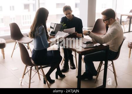Professionelle Business Team von jungen startupers sprechen gemeinsam Ideen austauschen. Stockfoto