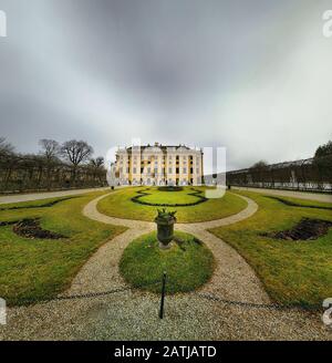 Schloss Schönbrunn von den im Winter gepflegten Schlossgärten aus gesehen. Wien, Österreich. Stockfoto
