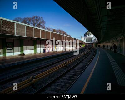 Metro in Wien, Österreich vom Bahnhof Shonbrunn Stockfoto