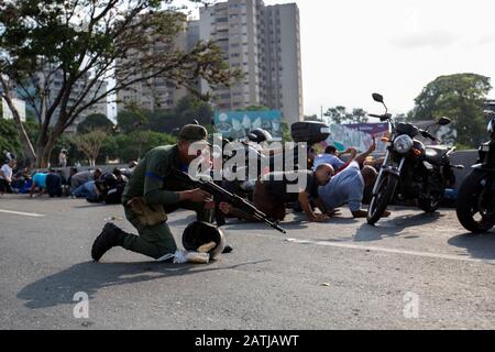 Ein rebellierender venezolanischer Soldat ist vor angeblichen Erschießungen geschützt, die von der Luftbasis La Carlota stammten. Caracas 30. April 2019 Stockfoto