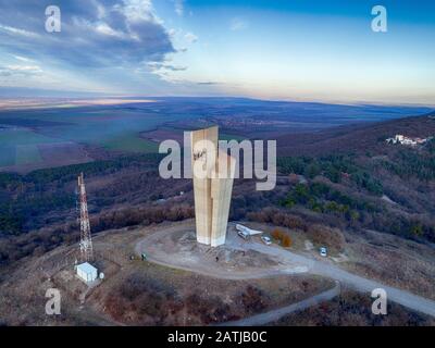 Drohnenblick auf das 1987 erbaute Denkmal der bulgarisch-sowjetischen Freundschaft Stockfoto