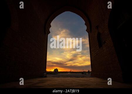 Arystan Bab Mausoleum Silhouette Sonnenuntergang von der Innenansicht ist ein Wahrzeichen Turkestans Kasachstans. Stockfoto