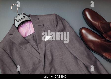 Kleidung und Schuhe des Geschäftsmannes, chelsea Lederstiefel für Herren. Modische Jacke in Grau, männlich. Einkaufen Stockfoto