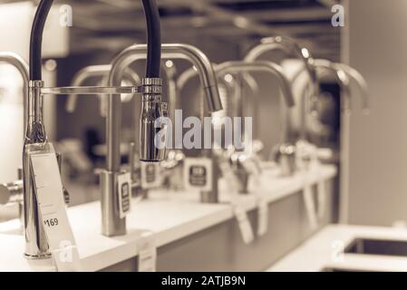 Küchenarmaturen und -Waschbecken aus Metall werden im Möbel-Showroom in Texas, USA ausgestellt Stockfoto