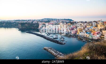 Procida (Italien) - Blick auf die Corricella-Bucht im Sonnenuntergang, ein romantisches Fischerdorf in Procida, Italien Stockfoto