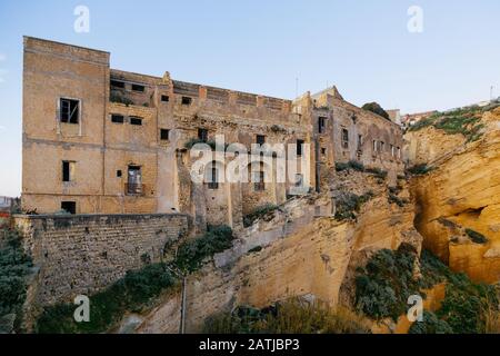 Procida (Italien) - Der Monumentale Komplex des Palazzo D'avalos, dem ehemaligen Strafvollzugshaus von Procida, Süditalien Stockfoto