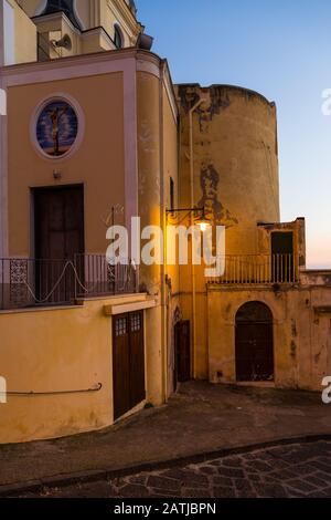 Procida (Neapel, Italien) - Blick auf die Wallfahrtskirche von S. Maria delle Grazie durch die Straße, die zum Dorf führt Corricella Stockfoto