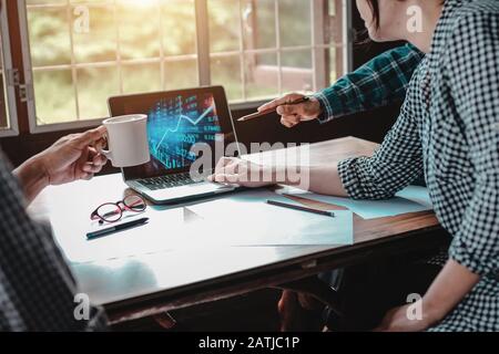 Der Inhaltsersteller arbeitet gemeinsam an der Planung und Analyse der Börse Stockfoto