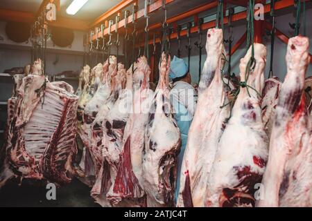 Fleischbars oder Kühlräume zur Aufbewahrung von hochwertigem Rindfleisch aus einer Metzgerei. Stockfoto