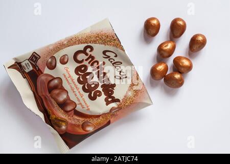 Geöffnete Packung Galaxy Enchanted Eggs - Galaxienschokolade mit knirschigem Karamell in Rosengold auf weißem Hintergrund isoliert - bereit für Ostern Stockfoto