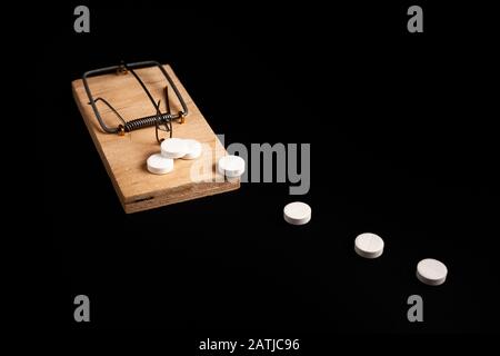 Mousetrap mit Köder in Form einer Tablette. Stock Photo Addiction / Dependence Concept. Stockfoto