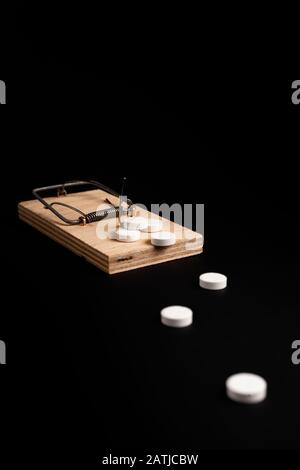 Mousetrap mit Köder in Form einer Tablette. Stock Photo Addiction / Dependence Concept. Stockfoto