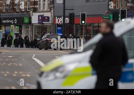 Die Streatham High Road bleibt geschlossen, da Polizisten 24 Stunden nach dem Terroranschlag im Süden Londons, bei dem Sudesh Amman, 20, von der Polizei erschossen wurde, nachdem sie am 3. Februar 2020 in London, England, Menschen erstochen hatte, eine Fingerspitzensuche am Tatort durchführen. Amman war vor einer Woche aus dem Gefängnis entlassen worden, nachdem er eine halbe Strafe wegen Terrorvergehen verbüßt hatte, und stand unter polizeilicher Überwachung. Drei Menschen wurden verletzt, aber keiner befindet sich in einem lebensbedrohlichen Zustand. Stockfoto