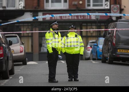 Die Streatham High Road bleibt 24 Stunden nach dem Terroranschlag im Süden Londons gesperrt, bei dem Sudesh Amman, 20, von der Polizei erschossen wurde, nachdem sie am 3. Februar 2020 in London, England, Menschen erstochen hatte. Amman war vor einer Woche aus dem Gefängnis entlassen worden, nachdem er eine halbe Strafe wegen Terrorvergehen verbüßt hatte, und stand unter polizeilicher Überwachung. Drei Menschen wurden verletzt, aber keiner befindet sich in einem lebensbedrohlichen Zustand. Stockfoto