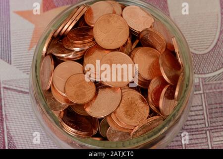 Medienberichten zufolge plant die neue EU-Kommission, alle 1-, 2- und 5-Cent-Münzen abzuschaffen. Stockfoto