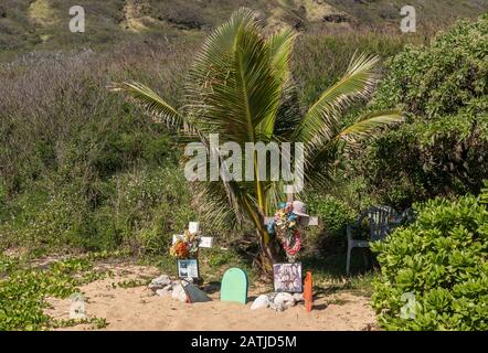 Waikiki, HI - 23. Januar 2020: Memorial überquert auf Dem Sandigen Strand von Oahu den ertrunkenen Körpersurfer Stockfoto