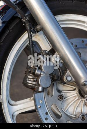 Schweres Motorradrad mit Scheibenbremsen im Nahaufnahme Stockfoto