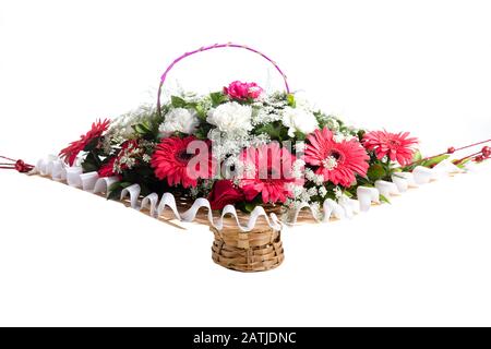 Wunderschöner Blumenstrauß in Korb auf weißem Hintergrund. Stockfoto