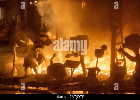 Cremefarbene Nacht. Ende des Festes von Fallas, wenn alle Papiermachermodelle auf der Straße verbrannt sind. Immaterielles Welterbe der UNESCO. Valencia Stockfoto