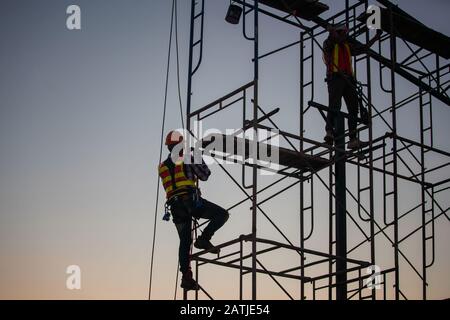 Ingenieur und Arbeiter arbeiten auf dem hoch gelegenen Baugelände Stockfoto