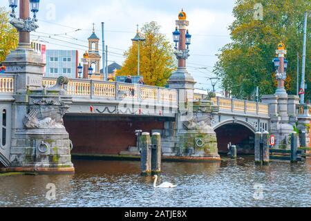 Historische Brücke in Amsterdam über den Fluss Amstel. Stockfoto