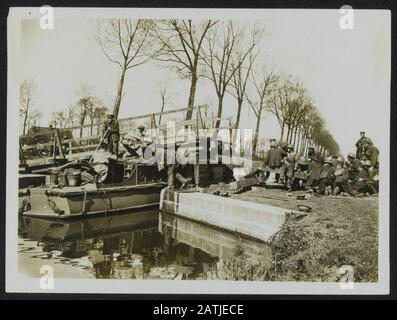 Die britische Westfront in Frankreich. Beschreibung der deutschen Offensive: Ingenieure, die eine temporäre Brücke für einen Motorschlepp anheben, um einen Lastkahn in die Sicherheitsbeschreibung zu schleppen: British Western Front in Frankreich. Die deutsche Offensive. Britische Sapper verstärken eine temporäre Brücke, um ein Motorschiff in Sicherheit zu bringen. Datum: {1914-1918} Ort: Frankreich Schlagwörter: Brücken, erster Weltkrieg, Fronten, Sapper, Motorboote Stockfoto