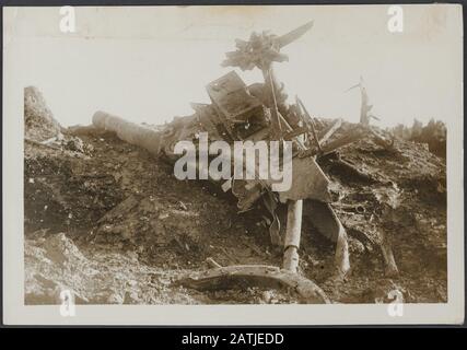 Mit den Kanadiern an der Westfront Beschreibung: Eine deutsche Waffe, nachdem unsere Artillerie vor Ort von den Kanadiern aufgenommen wurde Anmerkung: Die Kanadier an der Westfront. Eine deutsche Kanone, nachdem unsere Artillerie von den Kanadiern den Boden erobert hatte Datum: {1914-1918} Schlüsselwörter: WWI, Fronten, Waffen, Zerstörung Stockfoto