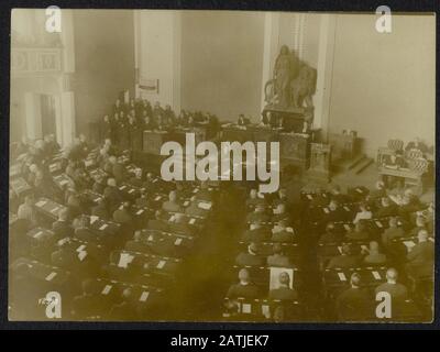 Beschreibung: Finnland. Diese Landtagssitzung am 9. Oktober 1918 in welcher der König gewählt wurde Anmerkung: Der Sitz der finnischen Ernährung am 9. Oktober 1918, in der der finnische König gewählt wurde: König Friedrich Charles Louis Konstantin von Hessen-Kassel [resigniert am 14. Dezember 1918] Datum: 9. Oktober 1918 Ort: Finnland, Helsinki Stichwörter: WWI, Landtage, Städte, Dynastien Personenname: Friedrich Charles Louis Konstantin von Hessen-Kassel Stockfoto