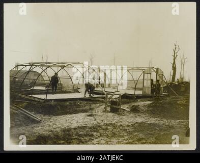 Beschreibung der Westfront: Errichtung der neuen Art von Hütten für die Truppen Anmerkung: Die Westfront. Englische Soldaten bauen eine neue Art von Hütten [Nissen] für die Truppen Datum: {1914-1918} Schlüsselwörter: WWI, Fronten, Nissenhuten-Soldaten Stockfoto