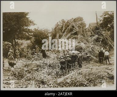Beschreibung: Untersuchung der Trümmer Anmerkung: Soldaten untersuchen die Trümmer eines abgestürzten Zeppelins Datum: 23. September 1916 Schlagwörter: Luftschiffe, Soldaten, Krieg, Wracks Stockfoto