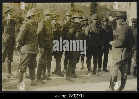 Britische offizielle Fotografien aus Italien Beschreibung: General Garibaldi plaudert mit einigen Tommies. Anmerkung: Britische Bilder aus Italien. General Garibaldi spricht mit britischen Soldaten. Datum: {1914-1918} Ort: Italien Schlüsselwörter: 1. Weltkrieg, Offiziere, Soldaten Personenname: Garibaldi Stockfoto