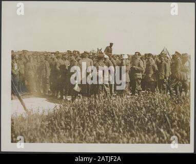 Der große britische Vormarsch im Westen Beschreibung: Deutsche Gefangene, die von den Briten im großen Vormarsch an der Westfront gefangen genommen wurden Anmerkung: Der Große britische Vormarsch im Westen. Die Briten nahmen während des großen marsches an der Westfront Deutsche gefangen Datum: {1914-1918} Schlüsselwörter: WWI, Fronten, Kriegsgefangene, Soldaten Stockfoto