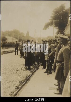 Aus der Ukraine. Kiew Beschreibung: Generaloberst Graf Kirchbach und der Hetman der Ukraine General Skoropadski Anmerkung: Die Ukraine. Kiew. General Graf Karl Kirchbach auf Lauterbach und der Chef der Ukraine General Skoropadski Datum: {1914-1918} Ort: Kiew, Russland Schlüsselwörter: 1. Weltkrieg, Kommandeure, Soldaten, Politiker Personenname: Kirchbach auf Lauterbach, Karl, Skoropadski Iwan Stockfoto