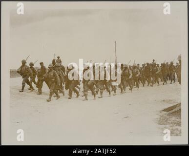 Gefangen an der Balkanfront Beschreibung: Deutsche Gefangene, die auf der Balkanfront auf dem Weg nach Salonica unter Escort Annotation gefangen genommen wurden: An der Balkanfront inhaftiert. Deutsche Kriegsgefangene, die gefangen genommen wurden, wurden in Richtung Saloniki an die Balkanfront gebracht Datum: {1914-1918} Ort: Balkan-Schlüsselwörter: WWI, Fronten, Kriegsgefangene Stockfoto