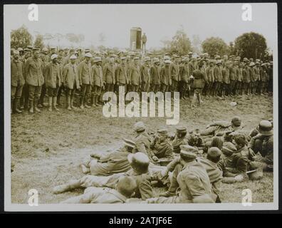 Beschreibung der Westfront: Deutsche Gefangene, die in dem neuen Untersuchungsstoß aufgenommen wurden, reihten sich in der Nähe von Messines Anmerkung ein: Die Westfront. Deutsche Kriegsgefangene zur Inspektion in der Nähe von Messines Datum: {1914-1918} Standort: Belgien, Mesen Schlüsselwörter: WWI, Fronten, Inspektionen, Kriegsgefangene Stockfoto