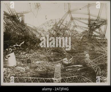 Beschreibung: Waffenplattform wie viele Anhänger oben auf dem Umschlag standen und auf Dem zwei Maschinengewehre angebracht waren Anmerkung: Der Angriff von Zepelin 23/24 [199]. Wrackteile eines Zepins im Vordergrund ein Artillerie-Pfosten auf dem Umschlag war und wie zwei Maschinengewehre montiert wurden Datum: 23. September 1916 Standort: Großbritannien Schlagwörter: WWI, Maschinengewehre, Wrackteile, Blimps Stockfoto