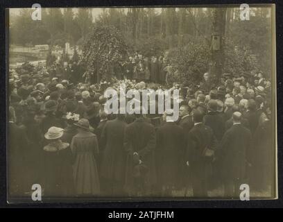 Beschreibung: Große Menschenmenge Bürger im Grab während einer Beerdigung. Datum: {1914-1918} Schlagwörter: Beerdigungen, Bürger, erste Welt Stockfoto