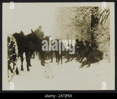 Die britische Westfront in Frankreich Beschreibung: Starker Schnee in Frankreich. Neufundländer Truppen ruhen im Schnee. Anmerkung: Die britische Westfront in Frankreich. Starker Schneefall in Frankreich. Truppen aus Neufundland ruhen im Schnee Datum: {1914-1918} Schlüsselwörter: WWI, Fronten, Ruhepausen, Schnee, Truppen Stockfoto