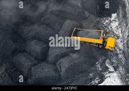 Grube mine Öffnen, der mineralgewinnenden Industrie für Kohle, Ansicht von oben Luftbild Drohne Stockfoto