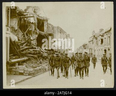 Beschreibung der British Western Front: H. M. beim Spaziergang durch Peronne Annotation: British Western Front. König Georg V. streift durch das verwüstete Peronne Datum: {1914-1918} Ort: Frankreich, Peronne Schlüsselwörter: Besuch Der Fronten Des Ersten Weltkriegs, Verwüstung Dynastien Name der Person: Georg V. Stockfoto