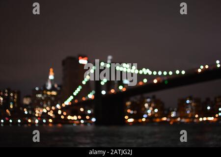 Verschwommene Lichter von Brooklyn Bridge und New York City Stockfoto