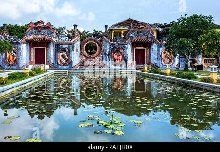 Großer Teich mit Wasserlilien - Ba Mu Temple Gate, Hoi An, Vietnam - Cong Chua Ba Mu Stockfoto