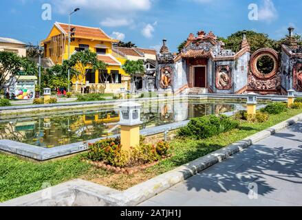 Ba Mu Temple Gate, Hoi An, Vietnam - Cong Chua Ba Mu Stockfoto