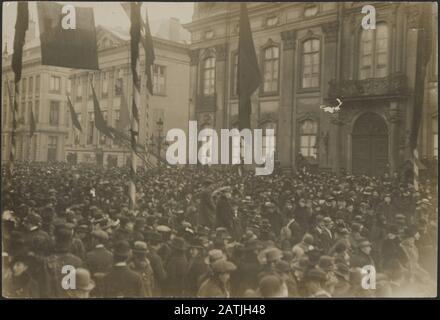 Beschreibung: Liberation de la Belgique. L'Animation sur la Place de Meir à Anvers devant le palais du roi lors de l'arrivée des troupes. Anmerkung: Befreiung Belgiens '. Die Massen an der Meir nach Antrwerpen für den Palast des Königs während der Ankunft der Truppen Datum: {1914-1918} Ort: Antwerpen, Belgien Schlüsselwörter: Befreiungsfeiern, erste Welt, Städte Stockfoto