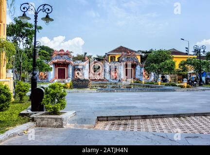 Ba Mu Temple Gate, Hoi An, Vietnam - Cong Chua Ba Mu Stockfoto